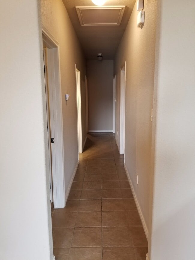 Building Photo - College Station - 3 Bedroom - 3 Bath - Duplex - Fenced Yard.