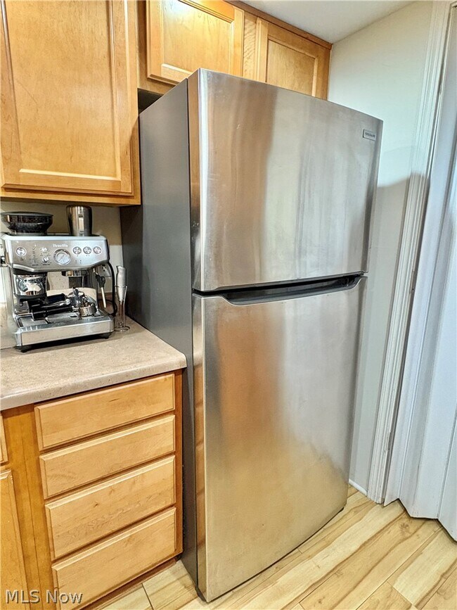 Building Photo - 6910 Carriage Hill Dr