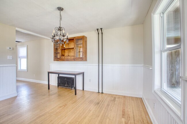 Building Photo - Lovely 2 Bedroom Single Family Home in Historic Monroe District