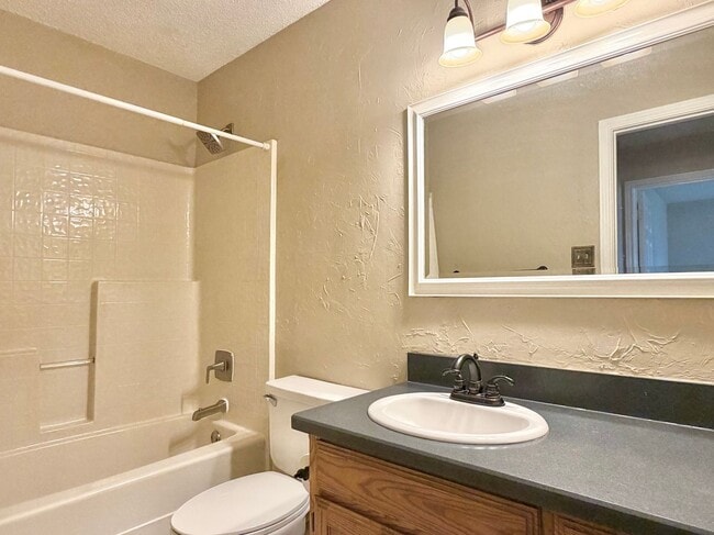 Building Photo - 2633 Bauer Dr