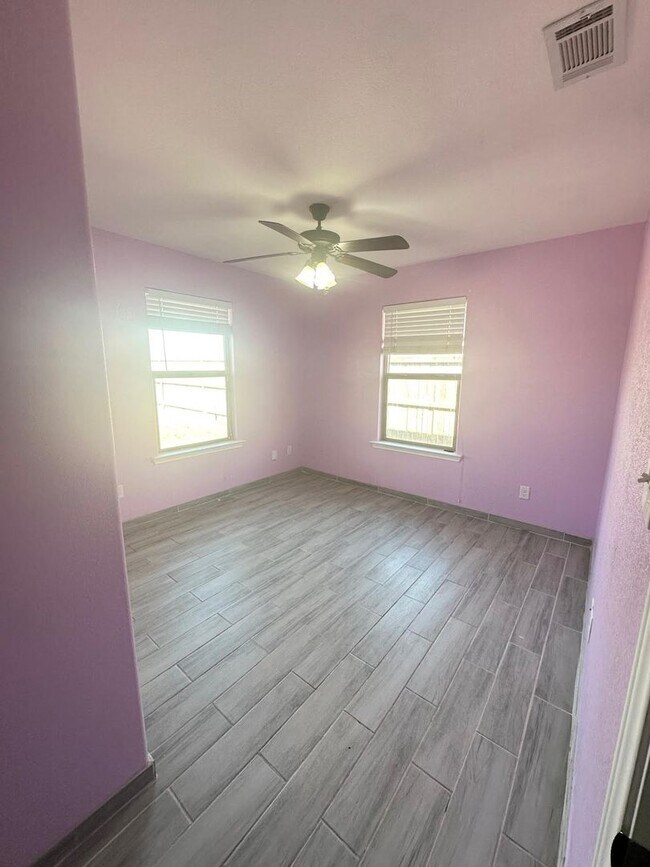 Building Photo - 3 Bedroom 2 Bathroom w/ Bonus Room