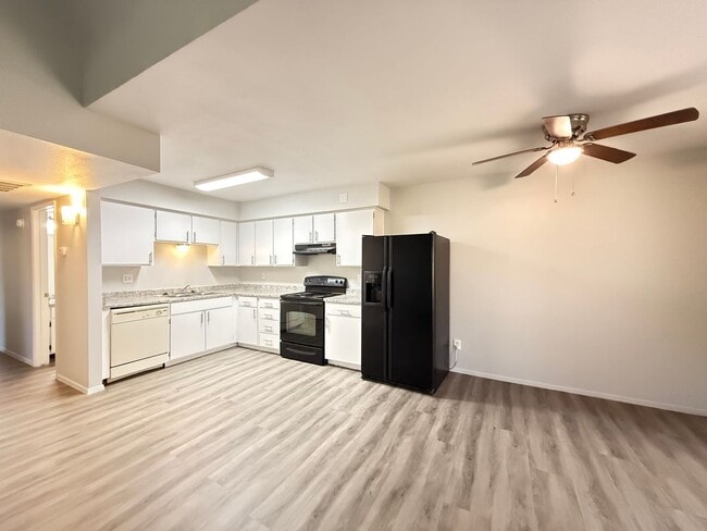 Building Photo - Renovated Glendale 3 Bedroom Condo with New Flooring