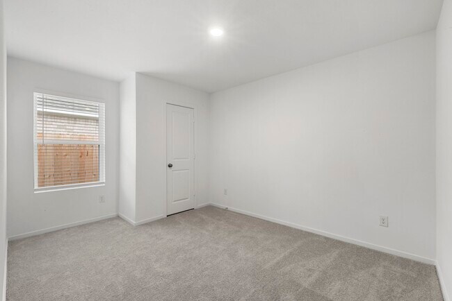 Building Photo - 3064 Fantasy Ter Dr