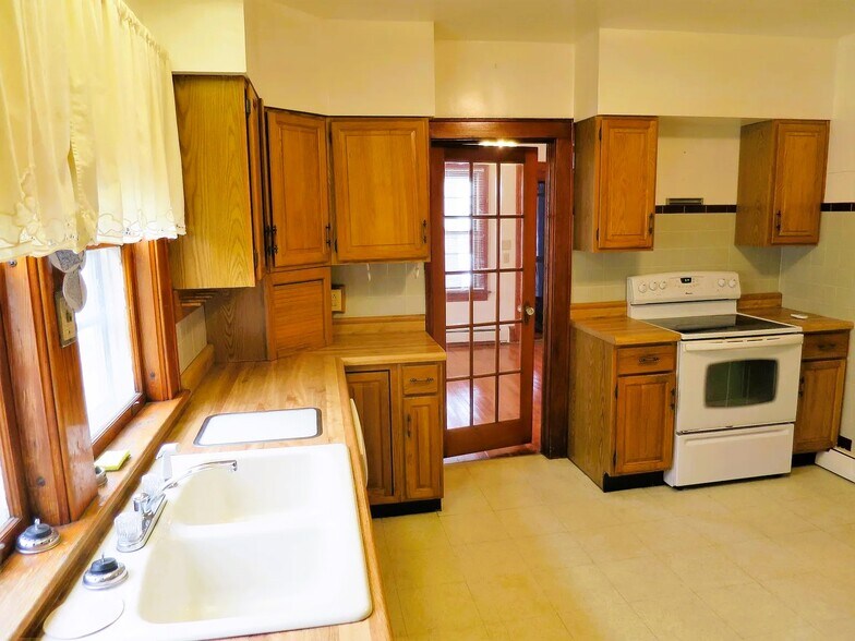 Building Photo - 208 Main St