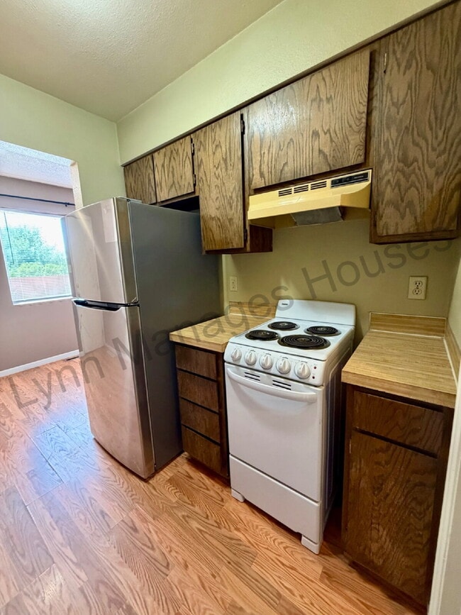 Building Photo - One Bedroom - Awesome Location!