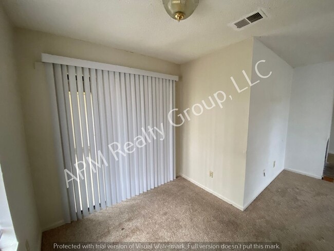 Building Photo - Duplex in convenient location