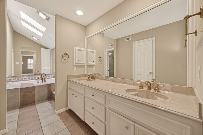 Building Photo - 2413 Potomac Dr