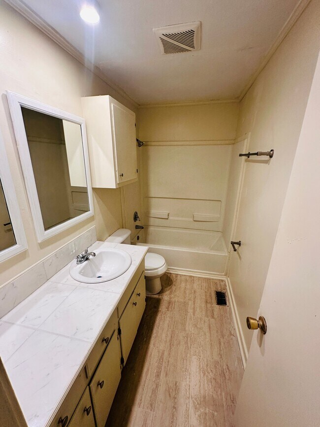 Building Photo - 3145 Woodview Dr
