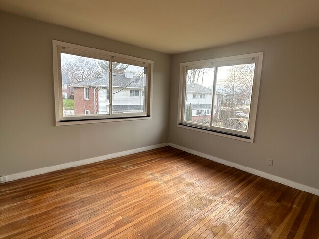 Building Photo - WCA 320