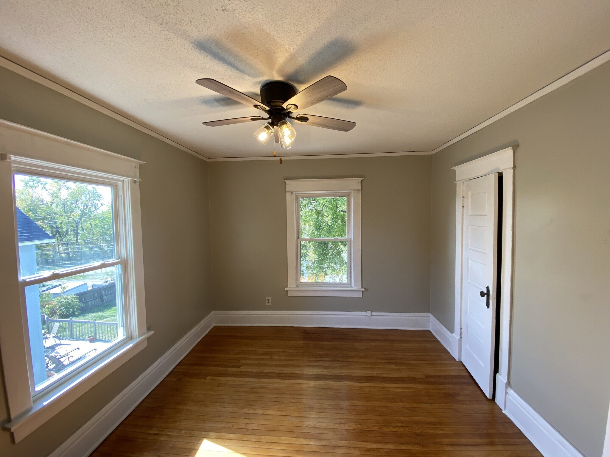 Building Photo - 1622 E 8th St