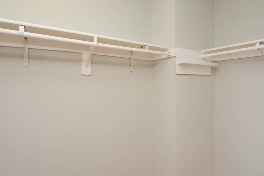 Building Photo - 744 W Belmont Ave