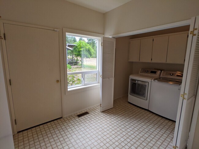 Building Photo - 3 bed 3 bath on 4.8 acres w/ beautiful wat...