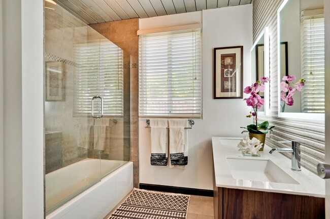 Building Photo - Gorgeous 4 Bed, 2 Bath Eichler in Sunnyvale