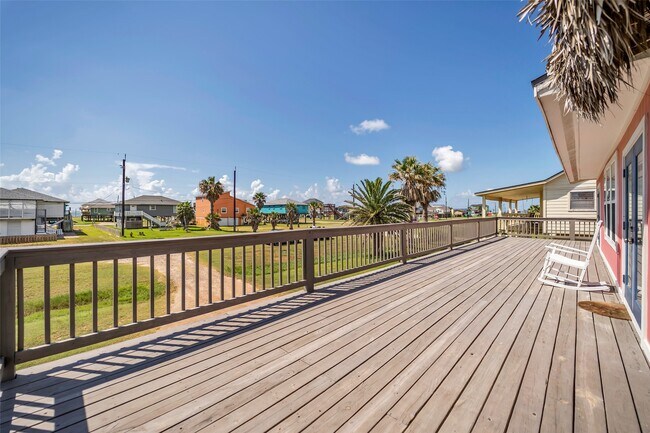 Building Photo - 610 Surf Dr