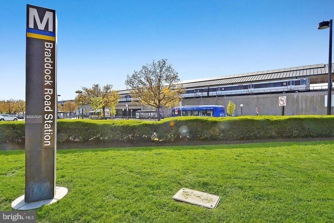 Building Photo - 420 Cook St