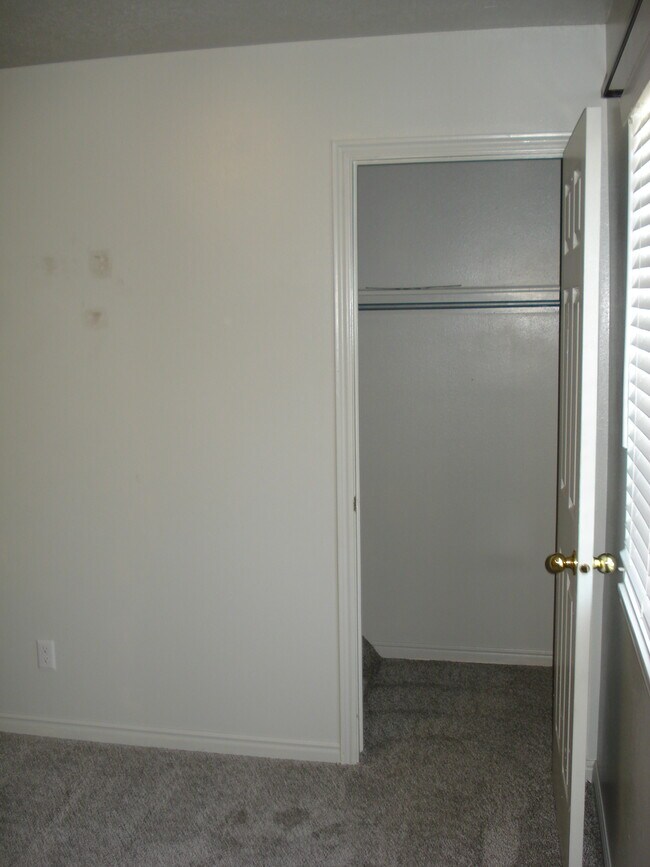 Building Photo - 60 E 200 N