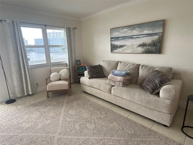 Building Photo - 2100 Diana Dr