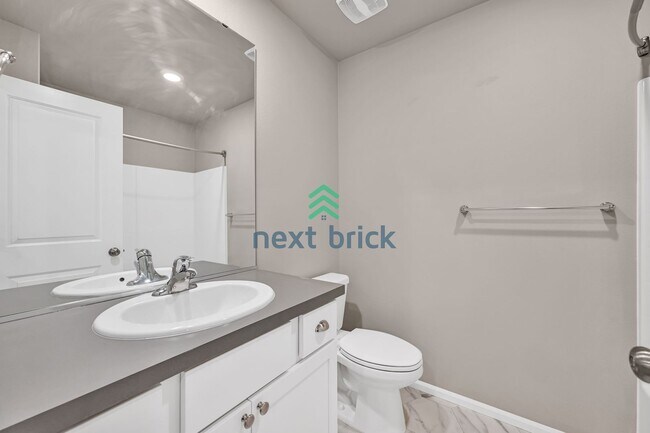 Building Photo - 3 Bed, 2.5 Bath Beautiful Condo Available ...
