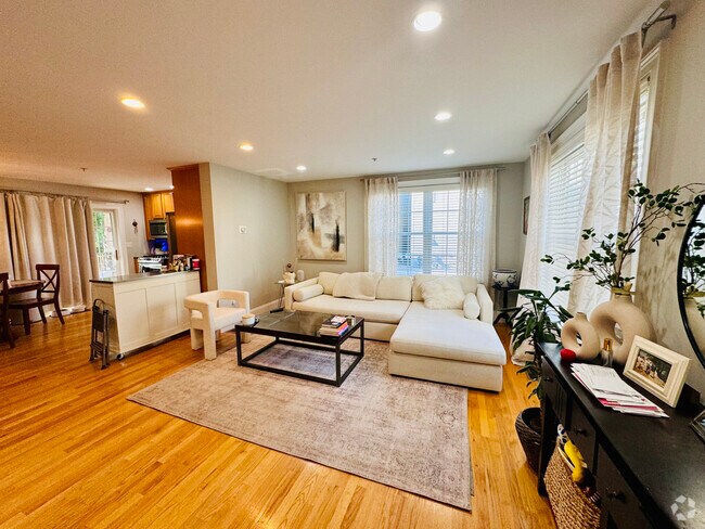 Building Photo - 2 Aramon St