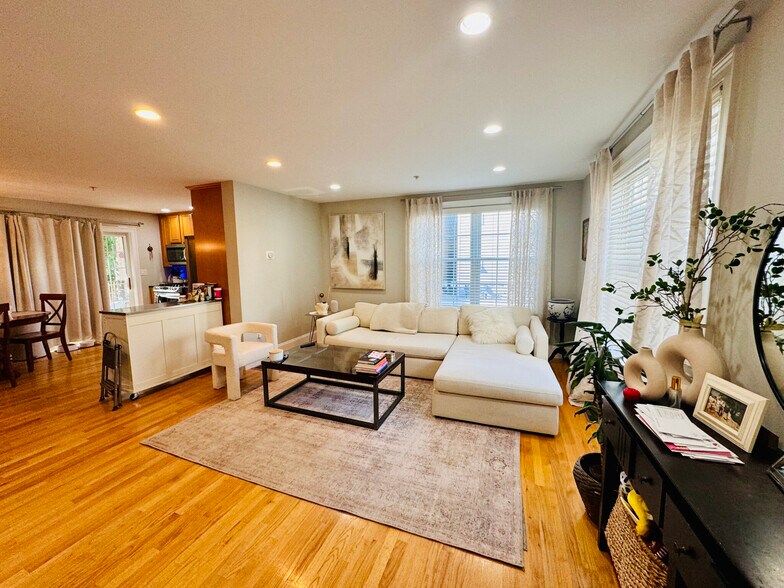 Primary Photo - 2 Aramon St
