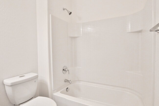 Building Photo - 548 E Vail Ln