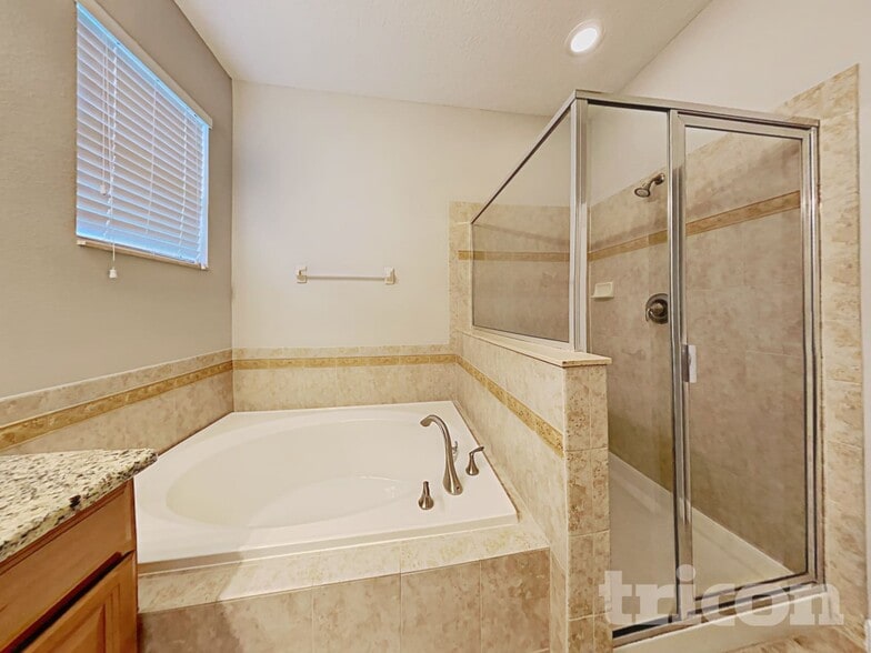 Building Photo - 13811 Newport Shores Dr