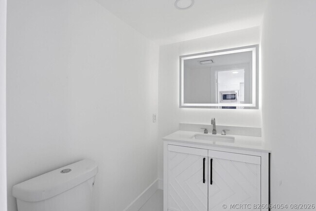 Building Photo - 1222 Hillsboro Mile