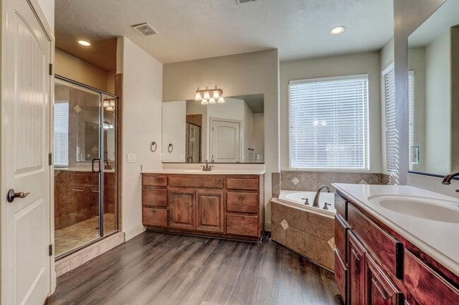 Building Photo - Pet Friendly! Beautifully Designed 5 Bedroom Home. 6 Month Lease!
