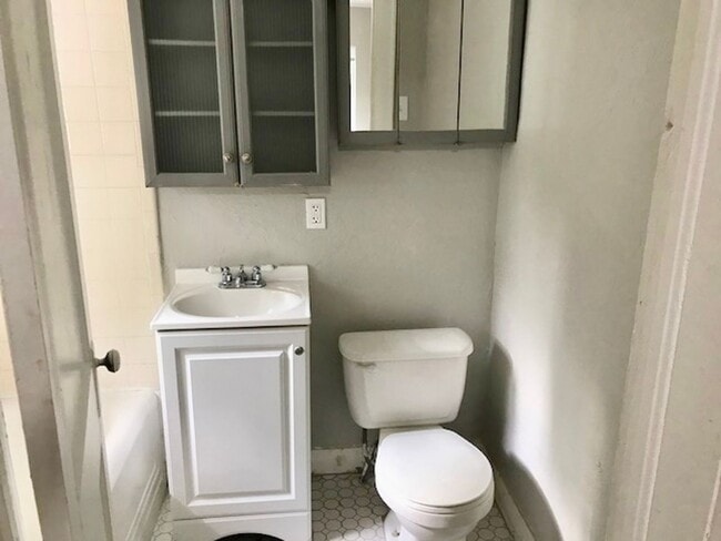Building Photo - Cozy 2-Bedroom House **$300 Off Move In Sp...