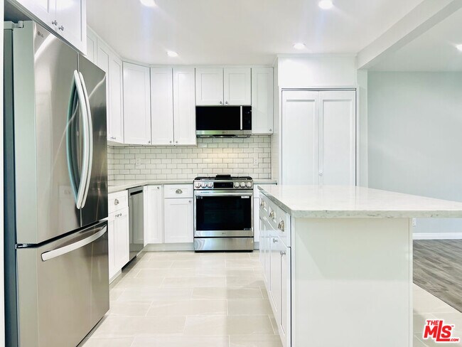Building Photo - 624 N Toluca Park Dr