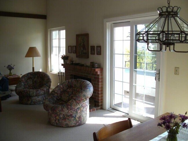 Building Photo - Charter Point Condo, 3 bedrooms, 3 baths !