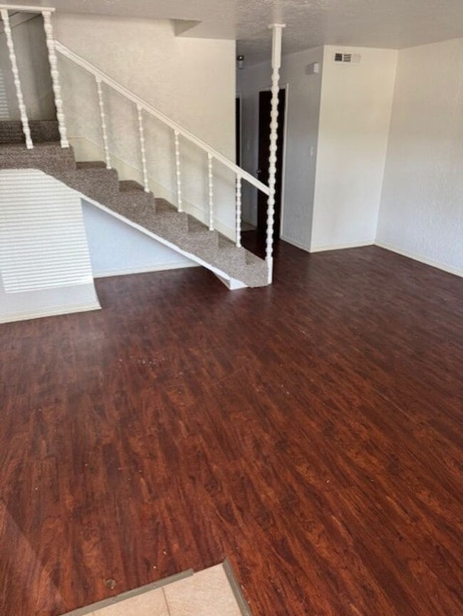 Building Photo - 2 Bedroom Duplex Central Norman