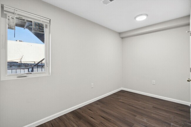 Building Photo - 2025 N 16th St