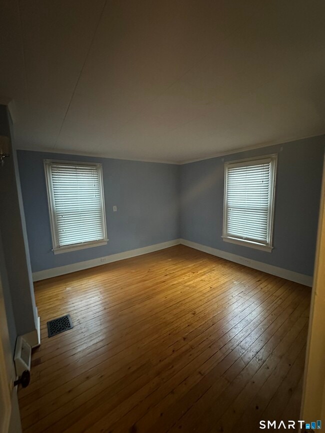 Building Photo - 57 Maple St