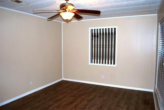 Building Photo - 3105 Pineview Dr SW