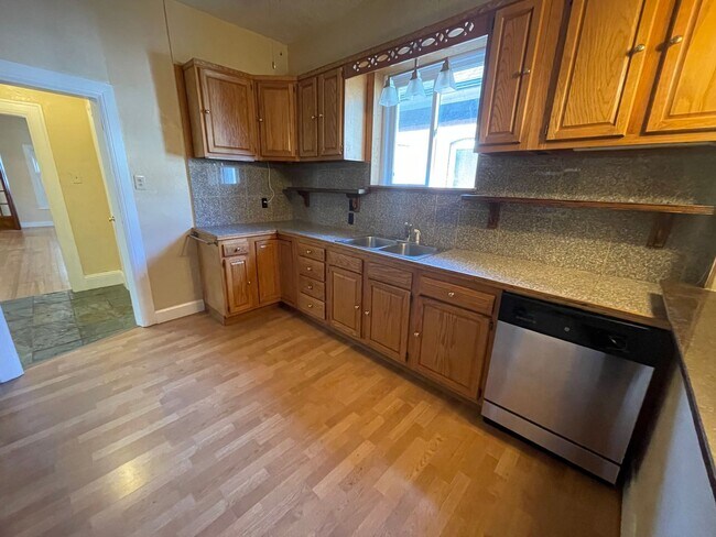Building Photo - Charming 3 Bed 2 Bath in Downtown Denver.