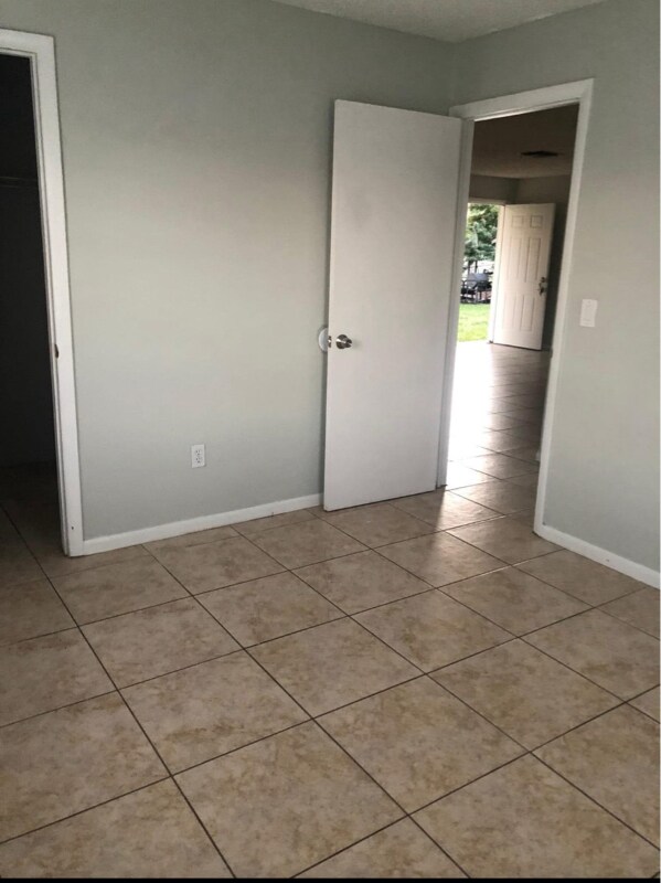 Building Photo - 1637 Barbarie Ln