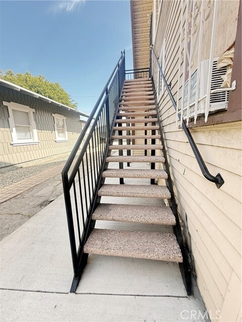 Building Photo - 328 S 6th St