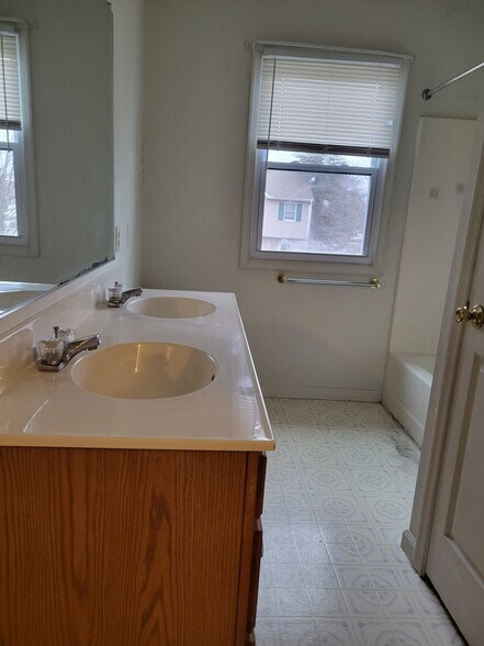 Building Photo - 2911 Harbor Dr