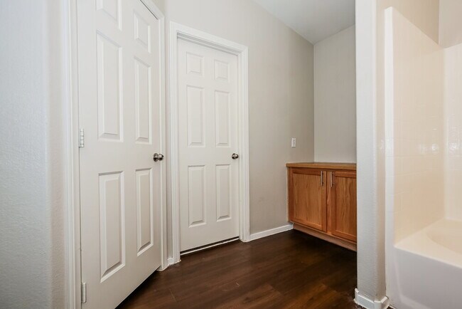 Building Photo - 6140 Withrow Downs St