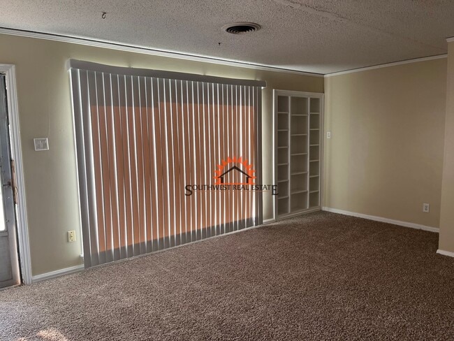 Building Photo - Spacious 3 bedrooms 1.5 baths home with 1 ...