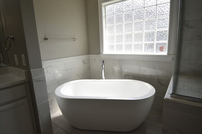 Building Photo - 3 Bedroom and 1.5 Bath Condo- Bradford Place at Buckhead