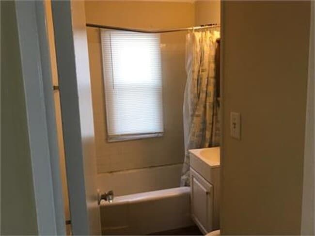 Building Photo - 1403 Laurel Dr