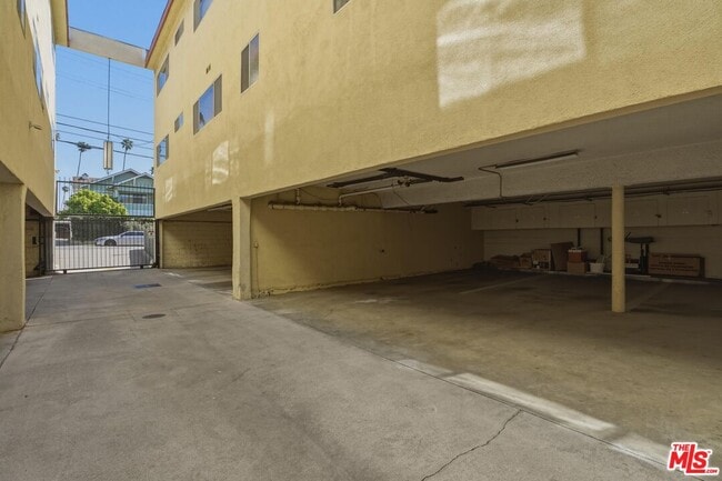 Building Photo - 1827 N Van Ness Ave