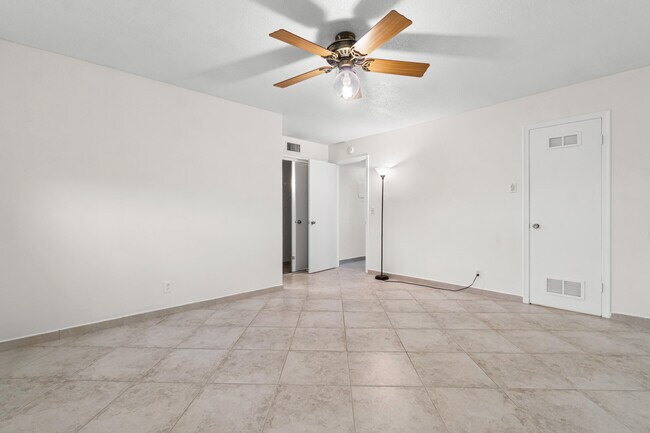 Building Photo - 2615 NE 1st Ct