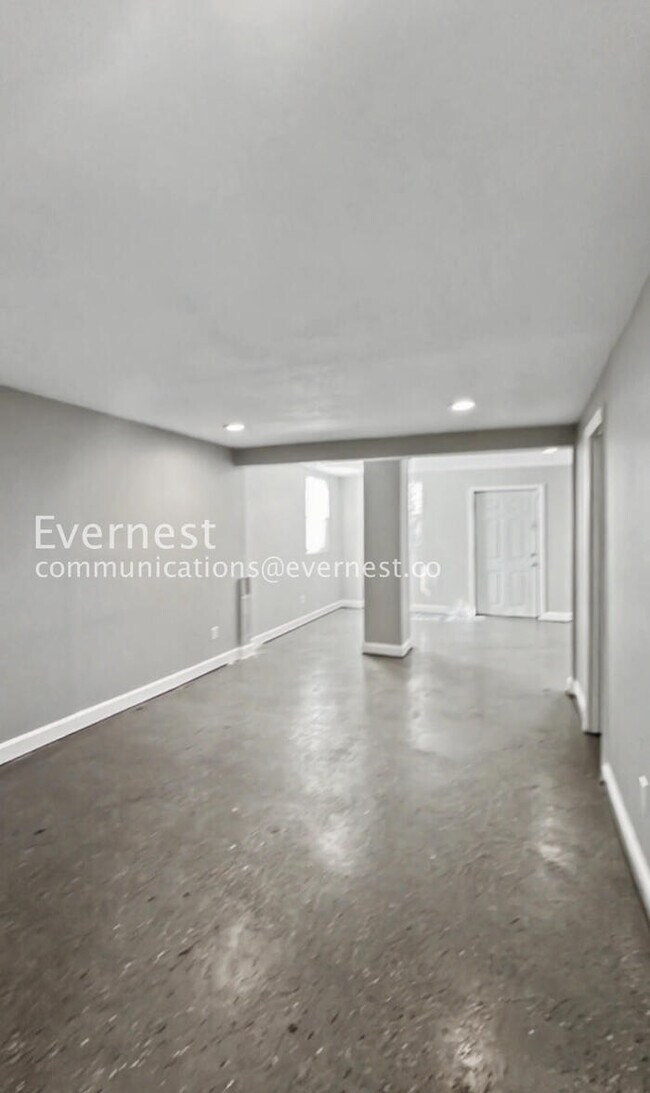 Building Photo - 4 Bed/3 Bath Home with In-Unit Laundry / Available Now!