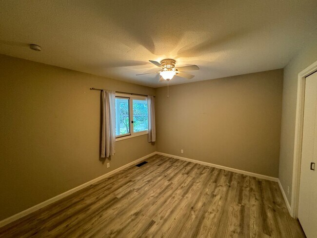 Building Photo - Gorgeous Single Level Home with Pool in Al...
