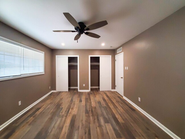 Building Photo - Breathtaking Mountain Views!