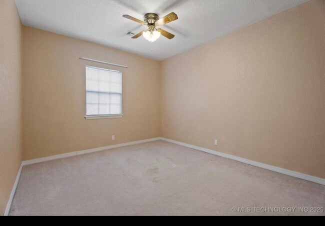 Building Photo - 806 S Osage Ave