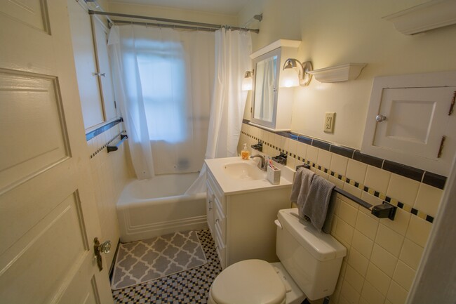 2nd Floor Full Bathroom - 1075 14th ave se